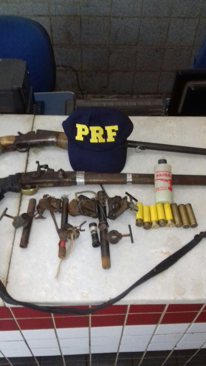 PRF prende duas pessoas por porte ilegal de arma de fogo e receptação de motocicleta roubada