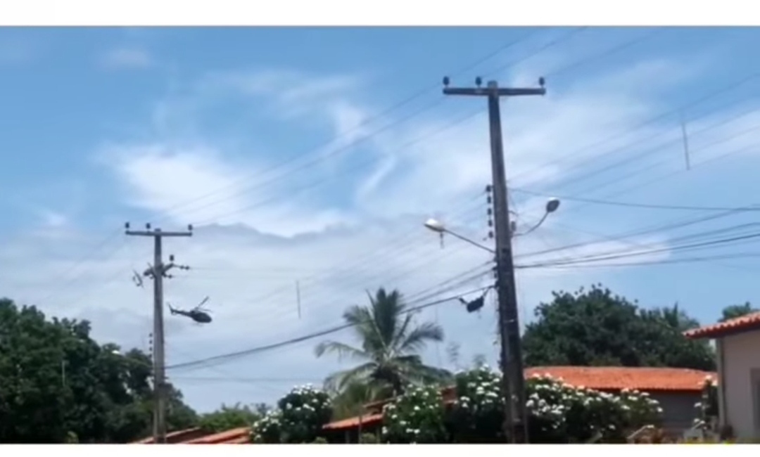 POPULAÇÃO DE CAJAZEIRAS SE APAVORA COM HELICÓPTERO DA POLÍCIA SOBREVOANDO O POVOADO NESSE MOMENTO