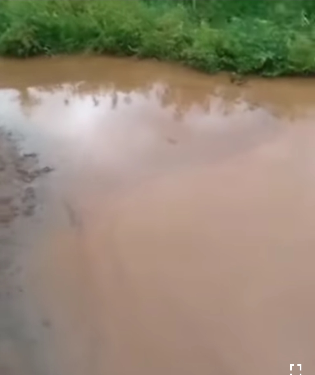 ATENÇÃO SAAE, ATENÇÃO PREFEITURA DE CODÓ! MORADORES DENUNCIAM QUE A MESES CANO QUEBRADO E SAAE NUNCA QUIS RESOLVER O PROBLEMA.