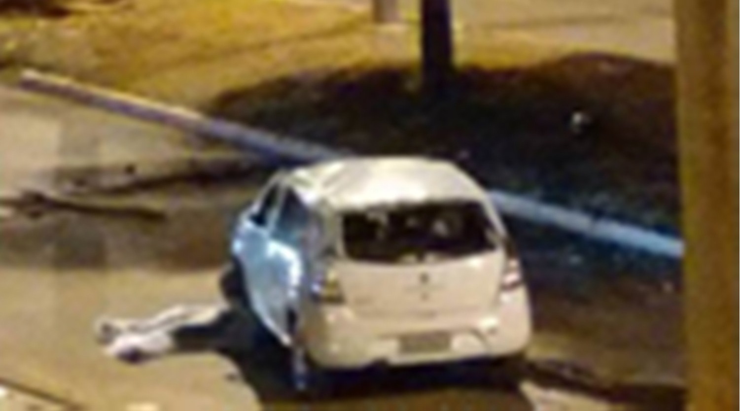 HOMEM BRIGA COM NAMORADA, FOGE NO CARRO DELA CAPOTA E MORRE