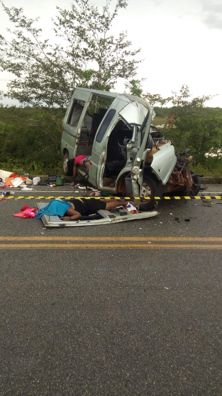 Urgente: Acidente entre van e caminhão deixa 8 mortos no Maranhão