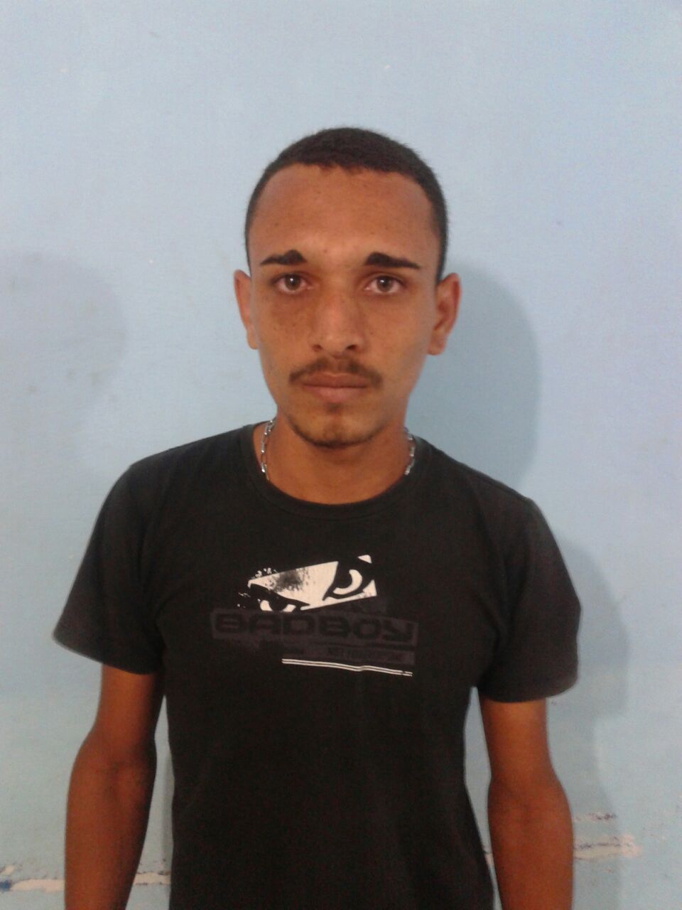 HOMEM PRESO EM TIMBIRAS COM TROUXAS DE MACONHA E NÃO SOUBE EXPLICAR A ORIGEM DA DROGA.