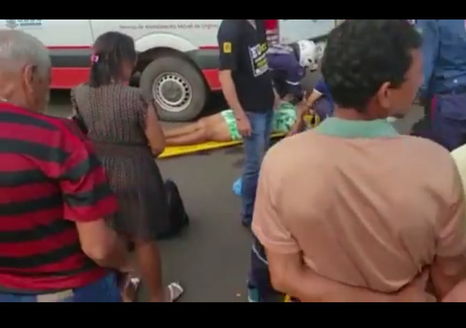 HOMEM DE MOTO PUXA BOLSA DE MULHER EM CODÓ QUE TÁMBEM ESTAVA DE MOTO COM A FILHA. AS DUAS CAÍRAM DO VEÍCULO