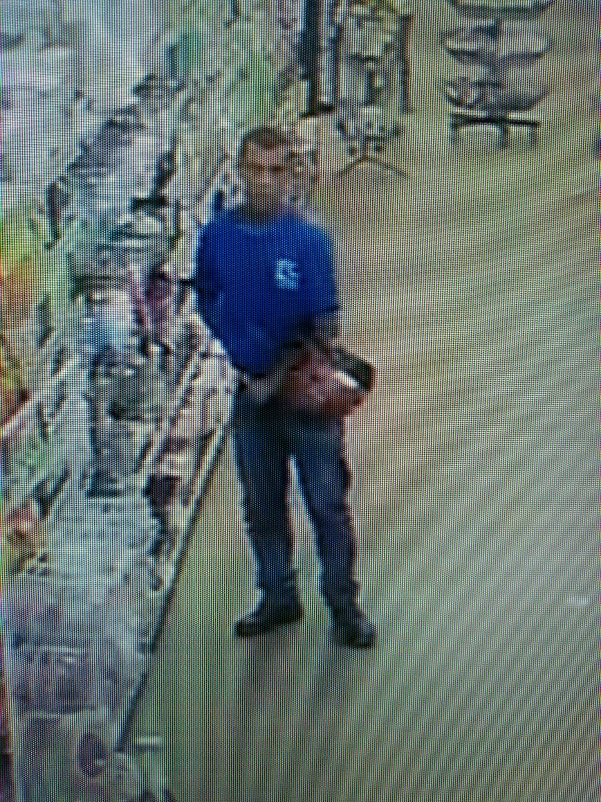 VÍDEO MOSTRA HOMEM ROUBANDO EM SUPERMERCADO DE CODÓ E COLOCANDO DENTRO DA CALÇA OS OBJETOS.