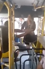 Uma Policial Civil enlouquece dentro do ônibus e agride um cidadão