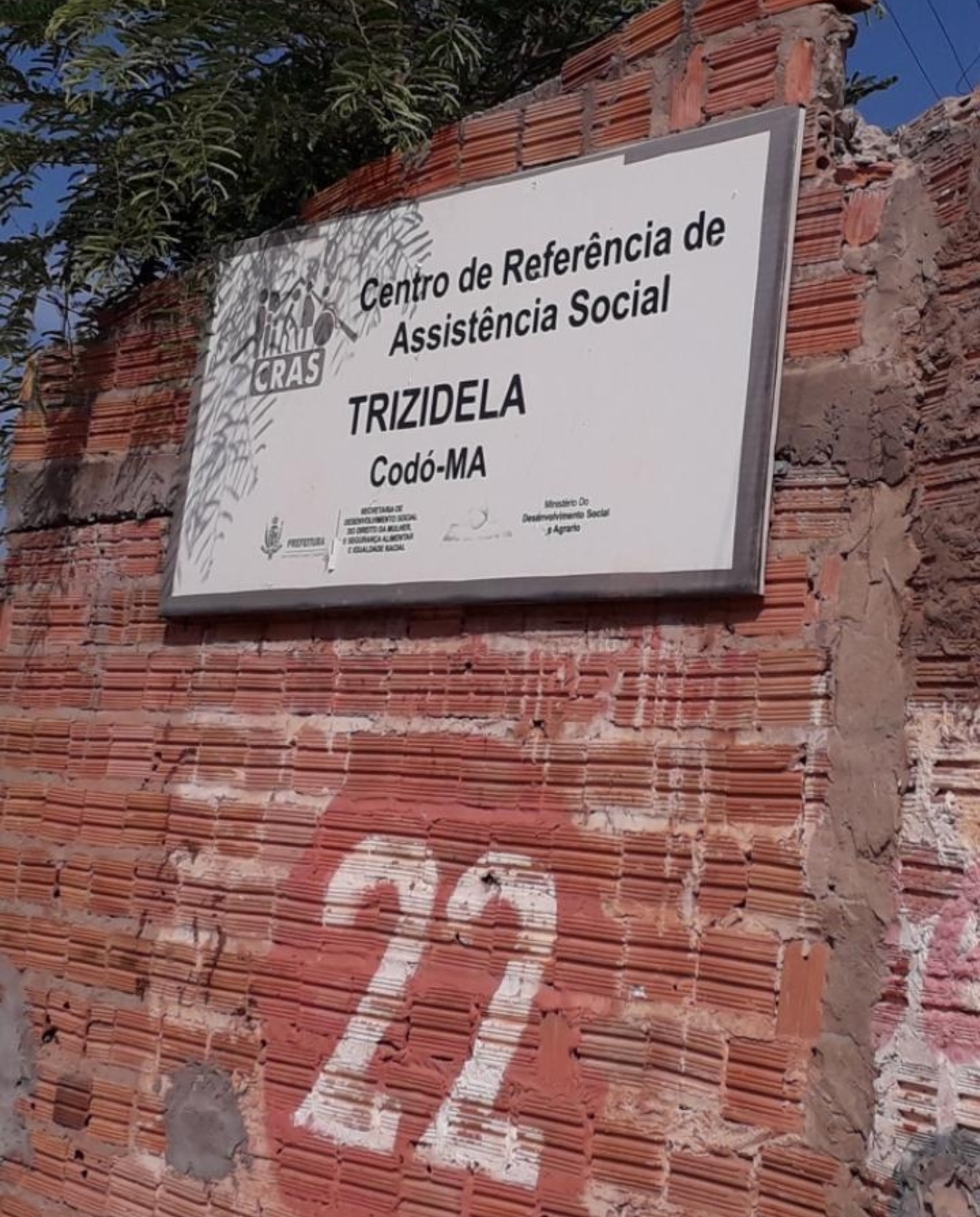 SEGUNDA FEIRA E CRAS DA TRIZIDELA CONTINUA COM A ENERGIA CORTADA E FUNCIONÁRIOS FICAM DO LADO DE FORA DEVIDO AO CALOR, ESSA É A TERCEIRA VEZ QUE O CRAS TEVE A ENERGIA CORTADA ESTE ANO.