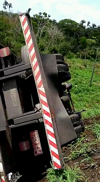 CAMINHÃO PERDE CONTROLE E VIRA ENTRE A FÁBRICA NASSAU E O KM 17 AS 5HS DA MANHÃ DE HOJE- VEJA VÍDEO.