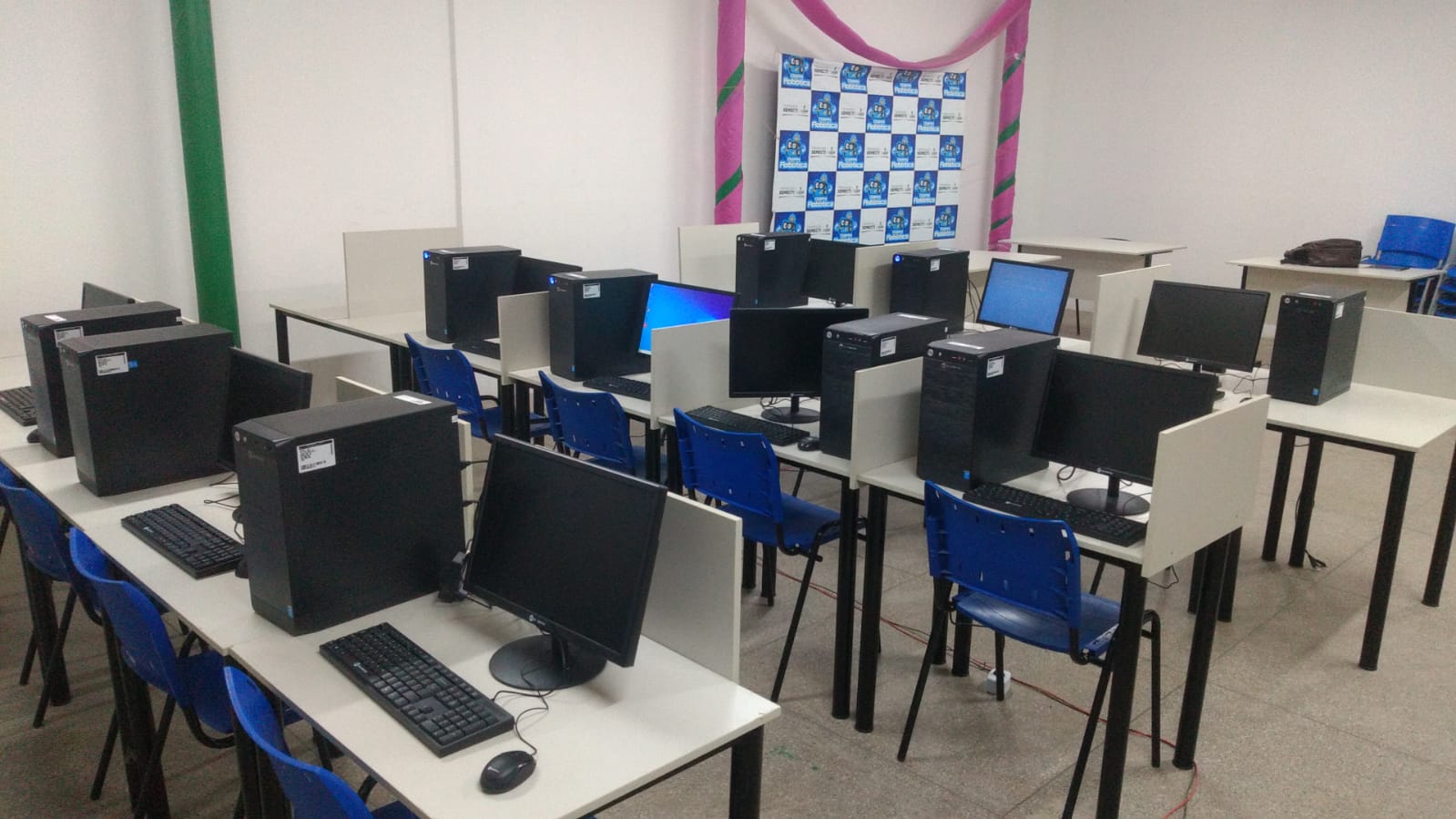 Clubinho de Robótica de Codó recebe computadores e entrega kits pedagógicos pelo prefeito Zé Francisco
