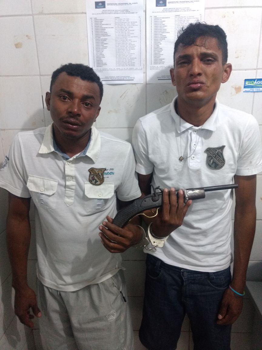 DUAS PESSOAS PRESAS EM CODÓ ACUSADAS POR PORTE ILEGAL DE ARMA DE FOGO
