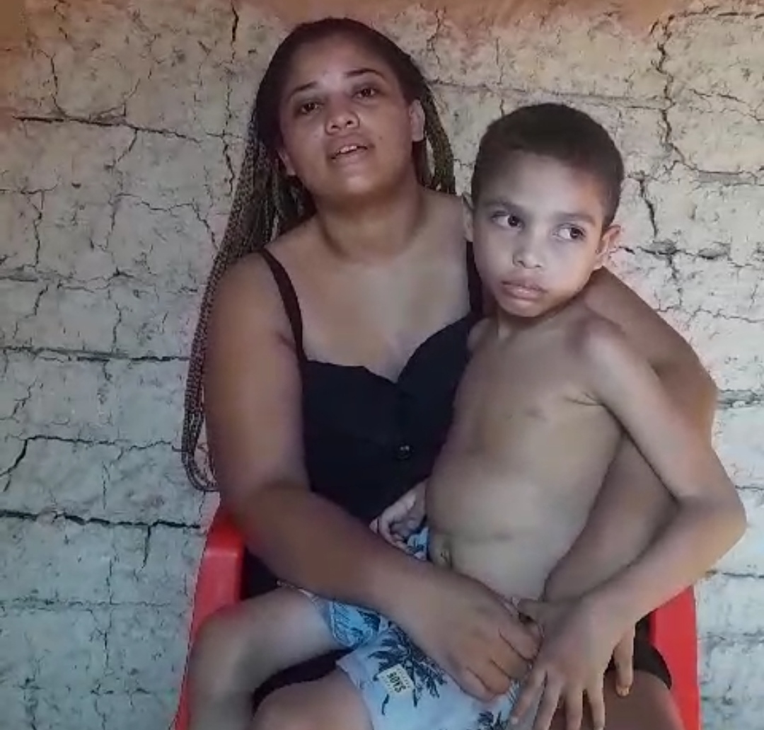 MÃE COM CRIANÇA DOENTE EXPULSA DO POVOADO MAMORANA EM TIMBIRAS CONTINUA DO MESMO JEITO SEM PODER IR PRA SUA CASA, O PREFEITO DA CIDADE APENAS SE PREOCUPOU COM SUA IMAGEM NA MATÉRIA, MAS NÃO QUIS SABER DE AJUDAR A MÃE ATÉ AGORA.