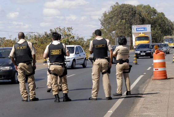 PELO MENOS 15 POLICIAIS RODOVIÁRIOS FEDERAIS SÃO INVESTIGADOS EM UM ESQUEMA DE COBRANÇA DE PROPINA EM RODOVIAS.
