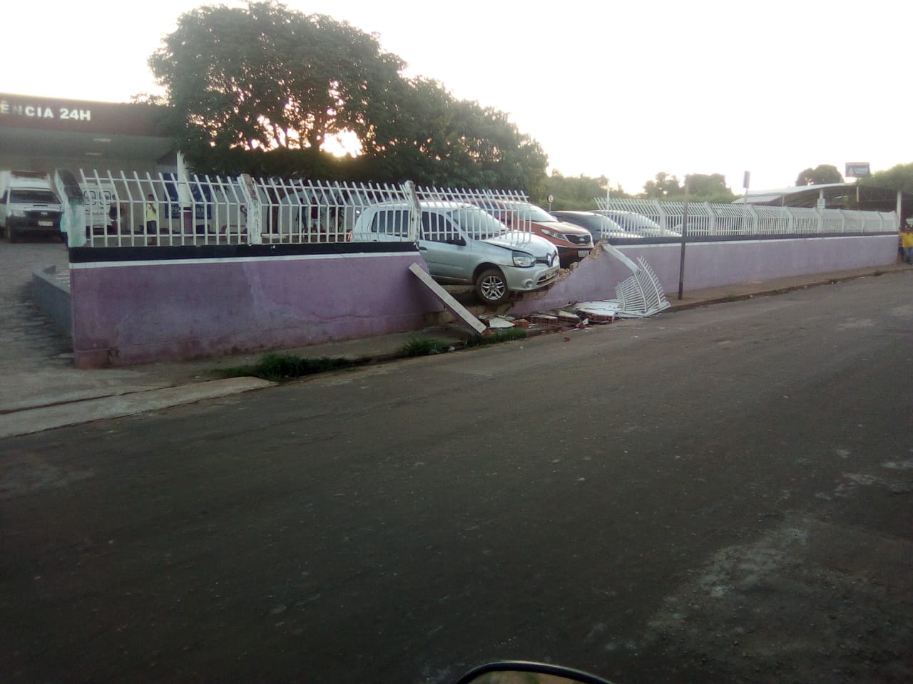 MULHER DERRUBA MURO DO HGM DE CODÓ AO ERRAR ESTACIONAMENTO