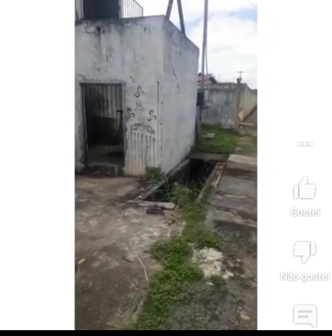 Moradores denunciam Fedentina insuportável na rua Coelho Neto e 28 de Julho.
