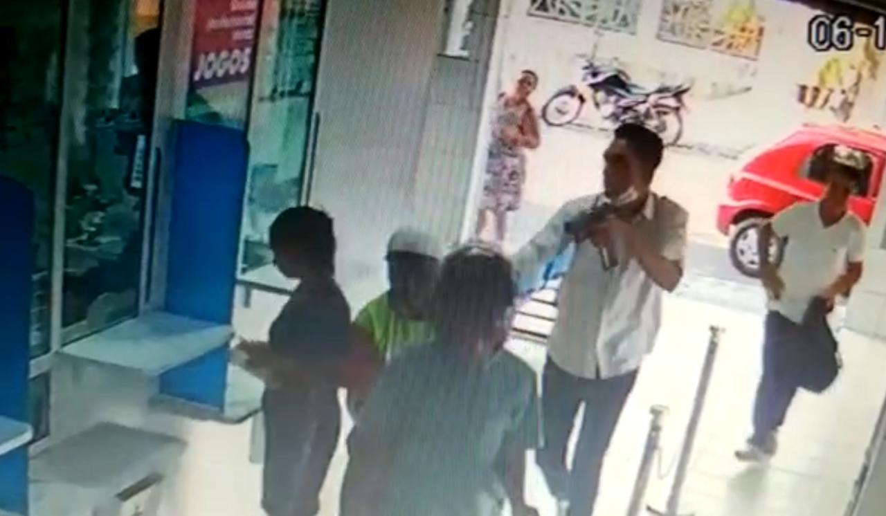 VÍDEO MOSTRA MOMENTO EM QUE CASA LOTÉRICA É ASSALTADA EM CODÓ NA TARDE DE HOJE 6 DE NOVEMBRO.