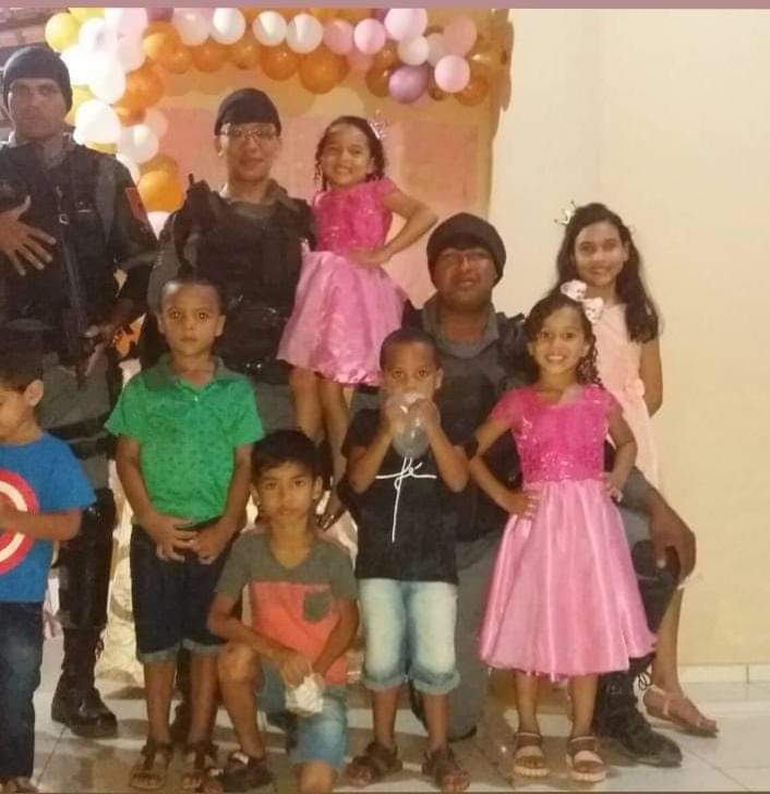 POLICIAIS  MILITARES DE CODÓ REALIZAM DESEJO DE CRIANÇA INDO AO ANIVERSÁRIO DELA. 