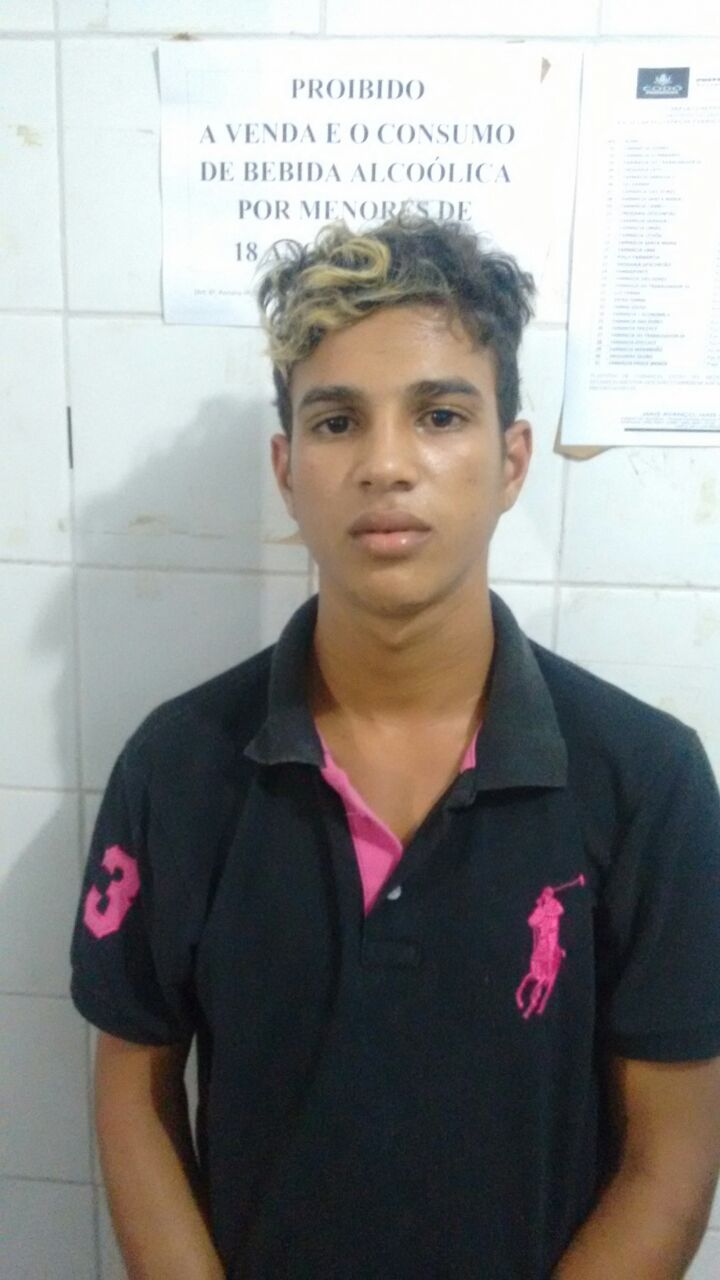 JOVEM É PRESO EM CODÓ COM 8 PAPELOTES DE SUBSTÂNCIA APARENTE A MACONHA