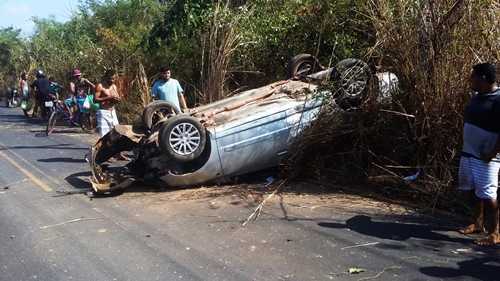 CODÓ: CARRO CAPOTA NA MA O26 E OCUPANTES SOFREM ESCORIAÇÕES E SÃO LEVADOS AO HGM.