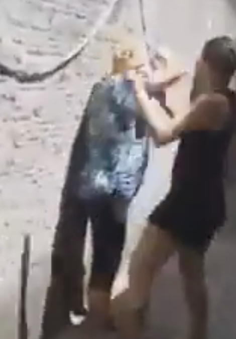 A “novinha” Renatinha Ice, espanca cruelmente uma idosa