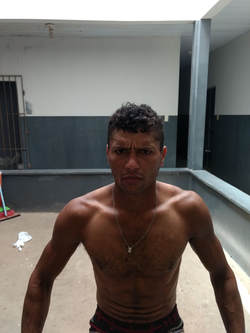 HOMEM AMEAÇA DE MORTE A ESPOSA COM UMA FACA E É PRESO PELA PM