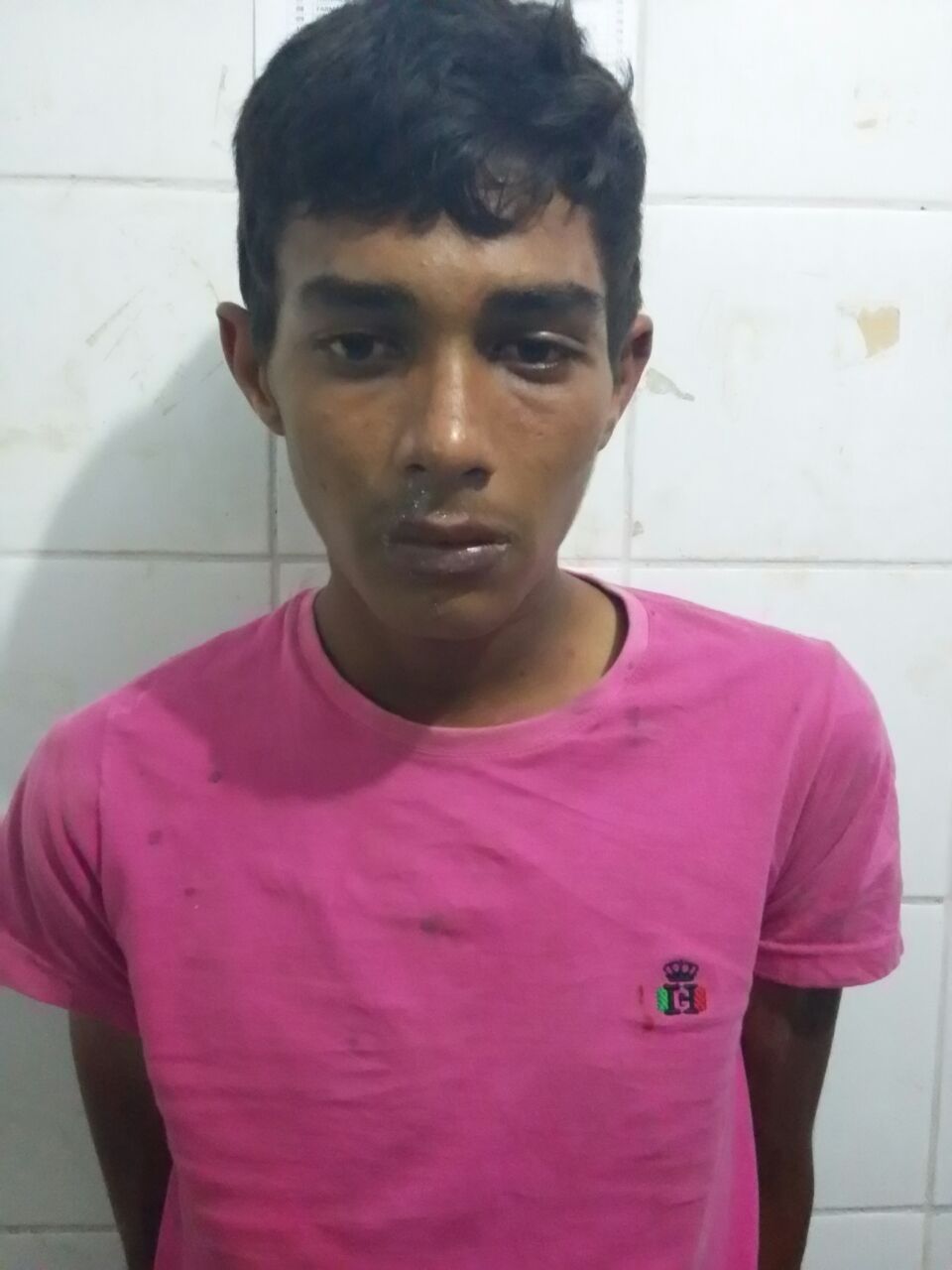 POLICIA PRENDE HOMEM NO PÁTIO DO QUARTEL, SUSPEITO DE AGRESSÃO