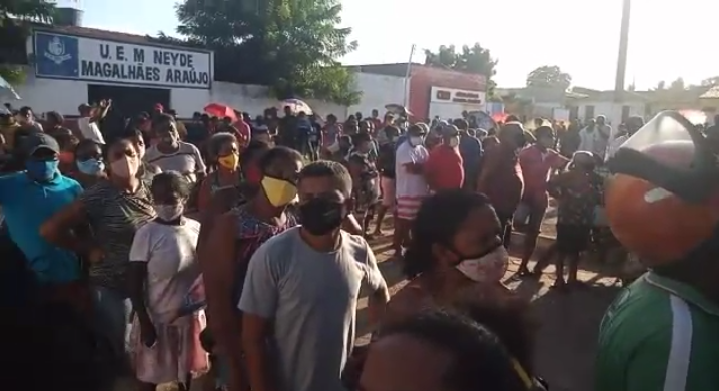 OLHA COMO ESTÁ O DISTANCIAMENTO NA ENTREGA DE PEIXES EM CODÓ, GRANDE AGLOMERAÇÃO NO BAIRRO CODÓ NOVO E SANTA TEREZINHA