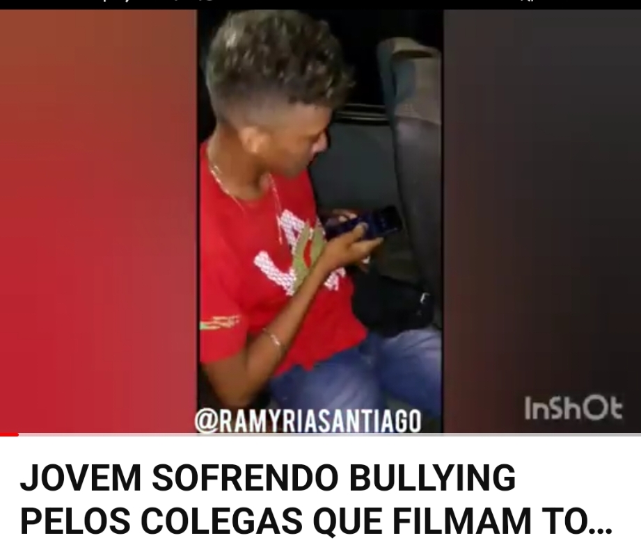 EM CODÓ VÍDEO MOSTRA UM JOVEM SOFRENDO BULLYING PELOS COLEGAS QUE FILMAM TODA A AÇÃO CONTRA O JOVEM DENTRO DE UM ÔNIBUS ESCOLAR.