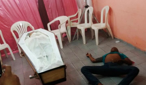 Adolescente é morto a tiros dentro de um velório , ele caiu ao lado do caixão
