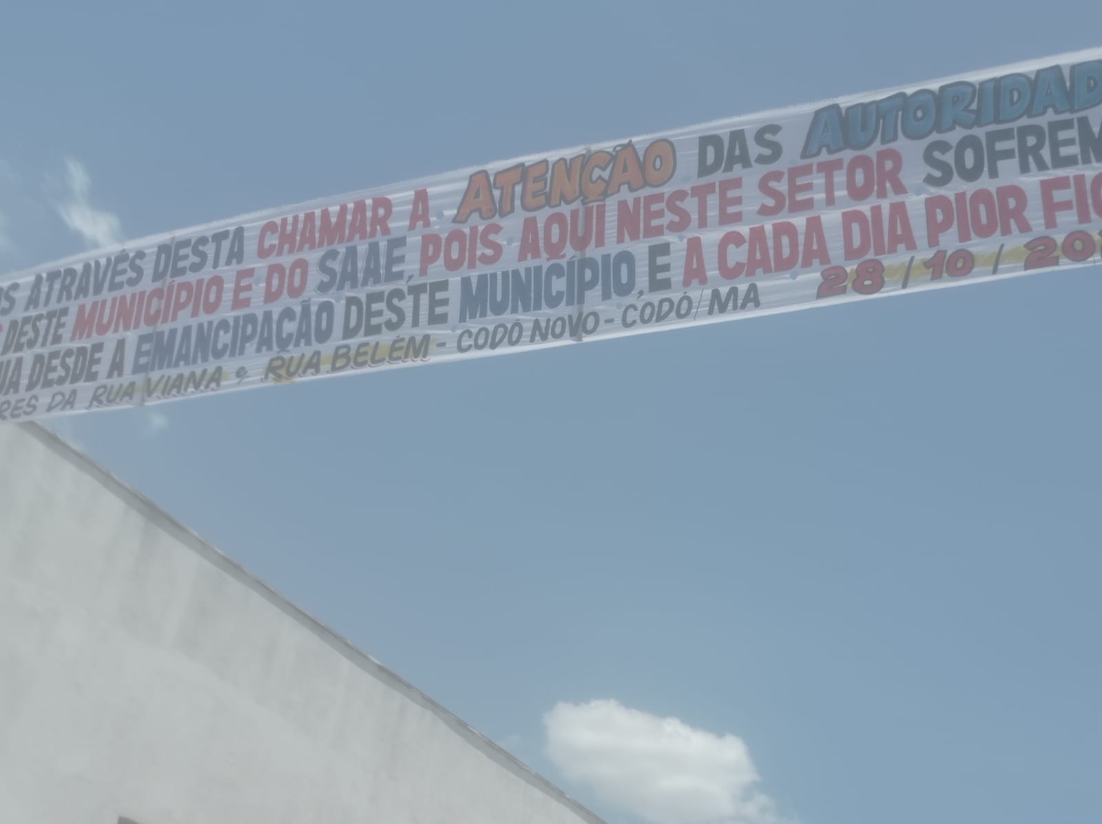 Moradores colocam faixa em Rua de Codó em apelo ao SAAE pela falta de água na Rua Viana.