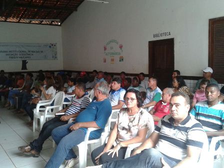 Comunidade e autoridades se reúnem para discutir recuperação de escola em Santo Antônio dos Pretos