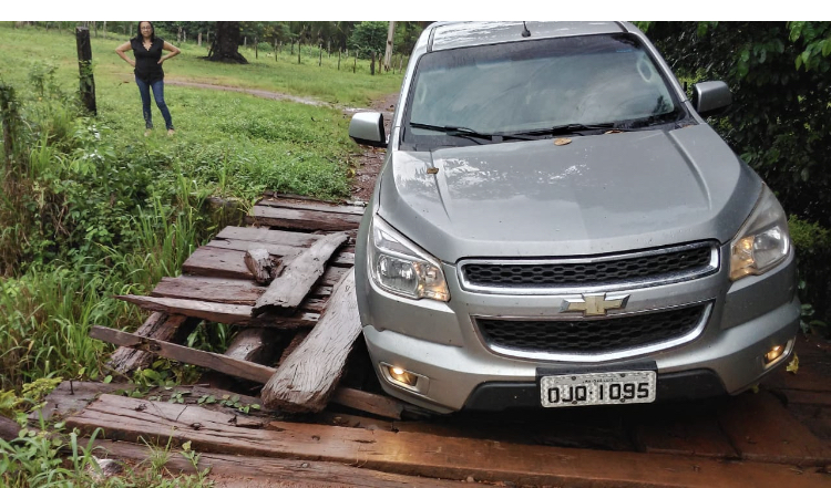 MORADORES DENUNCIAM QUE CARRO ACABA DE CAIR  EM PONTE NA REGIÃO DA SANTANA VELHA. PREFEITO JOSÉ FRANCISCO PROMETEU A DOIS MESES ORGANIZAR E NADA.