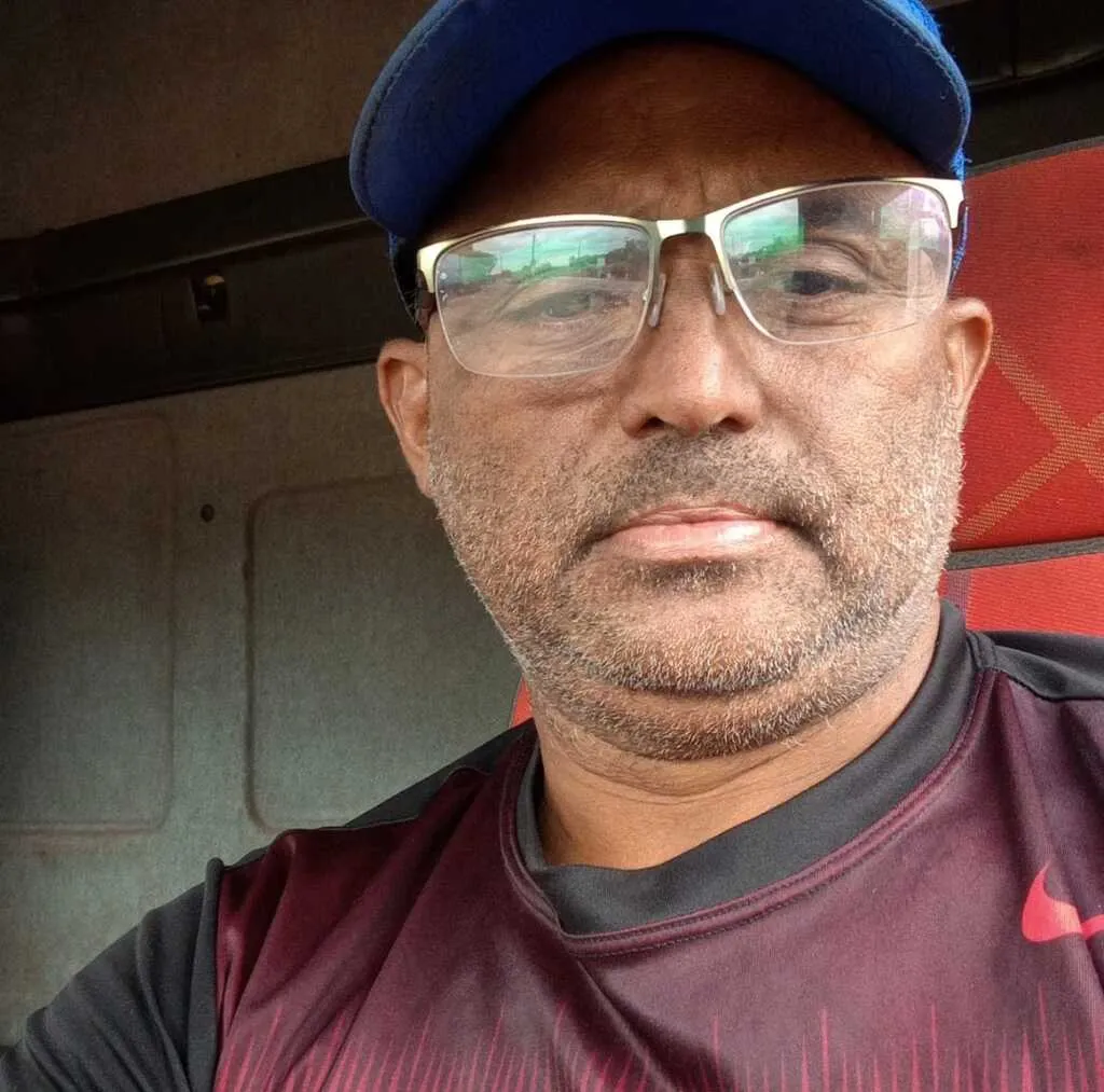 “Não estou nem aí": motorista de carro-pipa afirma que água é destinada a algumas casas e outros não, moradores denunciam abandono” O carro pipa é visto altas horas em bares no povoado e ele não abastece as casas