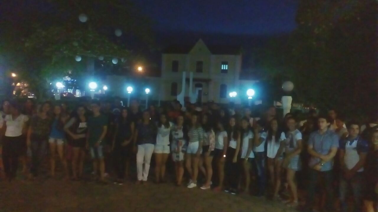 A POPULAÇÃO NÃO COMPARECEU AO MANIFESTO, MAIS ALGUNS ESTUDANTES E AMIGOS DO ORGANIZADOR COMPARECERAM A PRAÇA DA PREFEITURA.