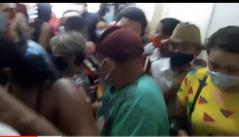 SEM ORGANIZAÇÃO IDOSOS ACIMA DE 80 ANOS TENTAM SE VACINAR EM MEIO A TUMULTO E MULTIDÃO DE PESSOAS EM CODÓ. O EPISÓDIO GEROU MUITA REVOLTA NOS IDOSOS, ALGUNS FORAM EMBORA SEM VACINAR E AFIRMARAM QUE NÃO VOLTAM NUNCA MAIS