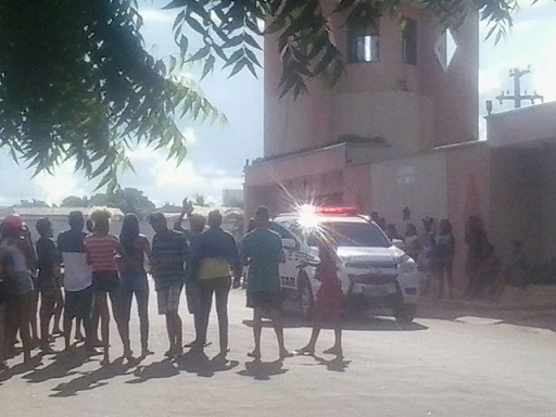 MANIFESTAÇÃO EM FRENTE Á CASA DO PREFEITO DE CODÓ, INTEGRANTES DE JUNINAS QUE SE SENTIRAM PREJUDICADOS PELO PREFEITO. VEJA VÍDEO.