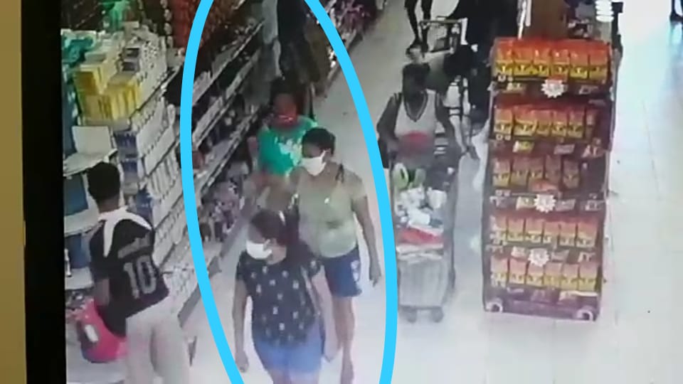 VÍDEO MOSTRA 3 MULHERES ROUBANDO BOLSA DE SENHORA EM SUPERMERCADO DE CODÓ. LEVARAM 900 REAIS E AINDA ESTÃO FAZENDO COMPRAS COM O CARTÃO DA VÍTIMA.