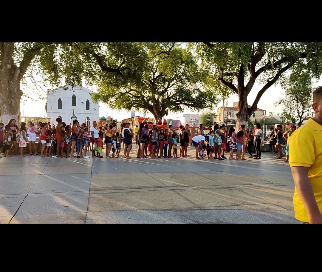 FESTA DAS CRIANÇAS EM CODÓ MOSTRA TOTAL DESORGANIZAÇÃO. Mães com crianças chegaram 15:30 pra receber presentes e até este horário o prefeito nunca apareceu por lá. Até o palco está no escuro. Veja vídeos