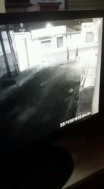 VÍDEO MOSTRA DOIS LADRÕES TENTANDO ARROMBAR LOJA EM CODÓ
