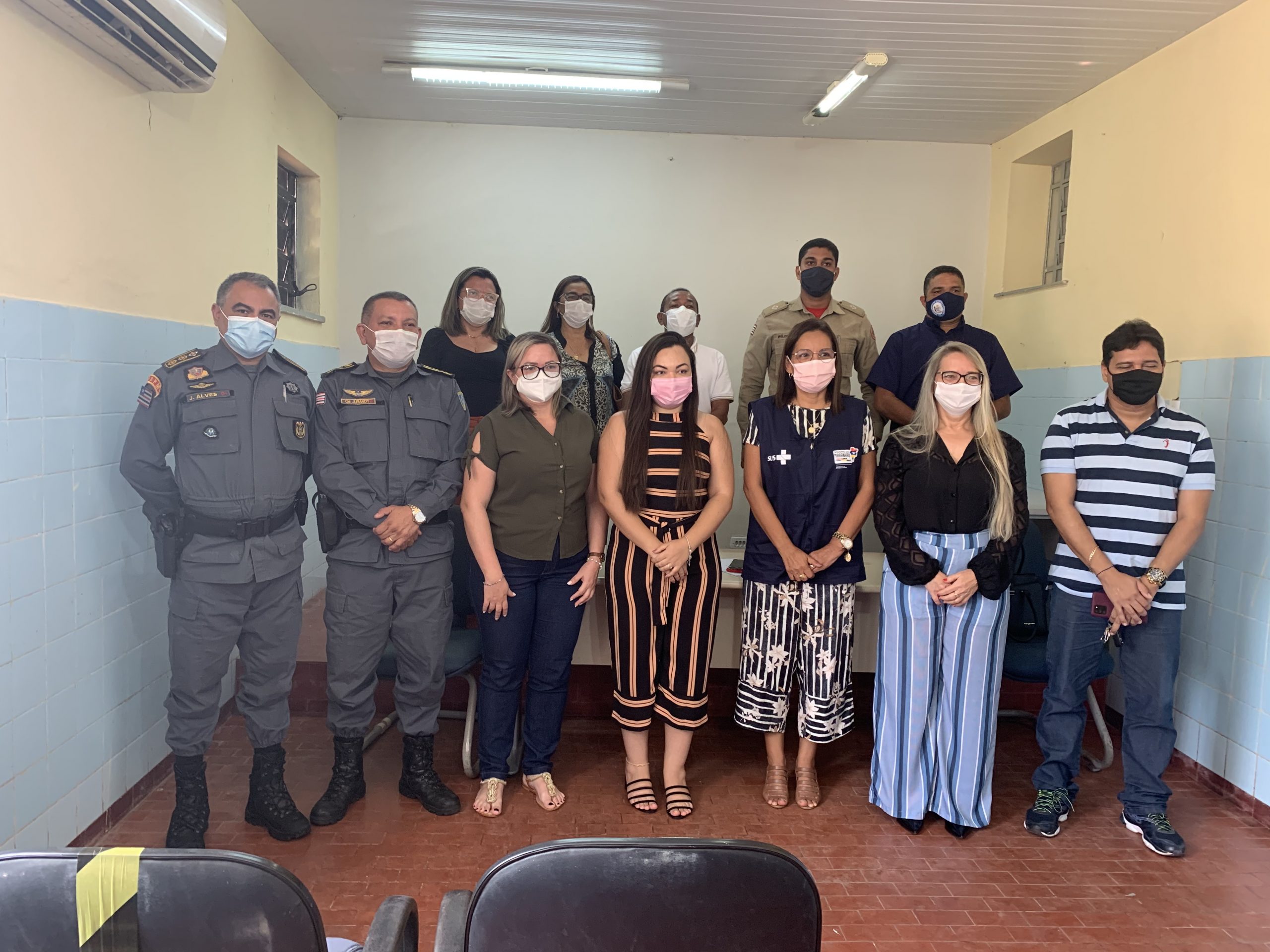 GESTORA MARIA PAZ E CORONEL JURANDY DEFINEM EM REUNIÃO QUE AMANHÃ AS FORÇAS DE SEGURANÇA DE CODÓ SERÃO IMUNIZADAS. QUEM TEM IDADE A PARTIR DE 40 ANOS DEVE SE VACINAR.