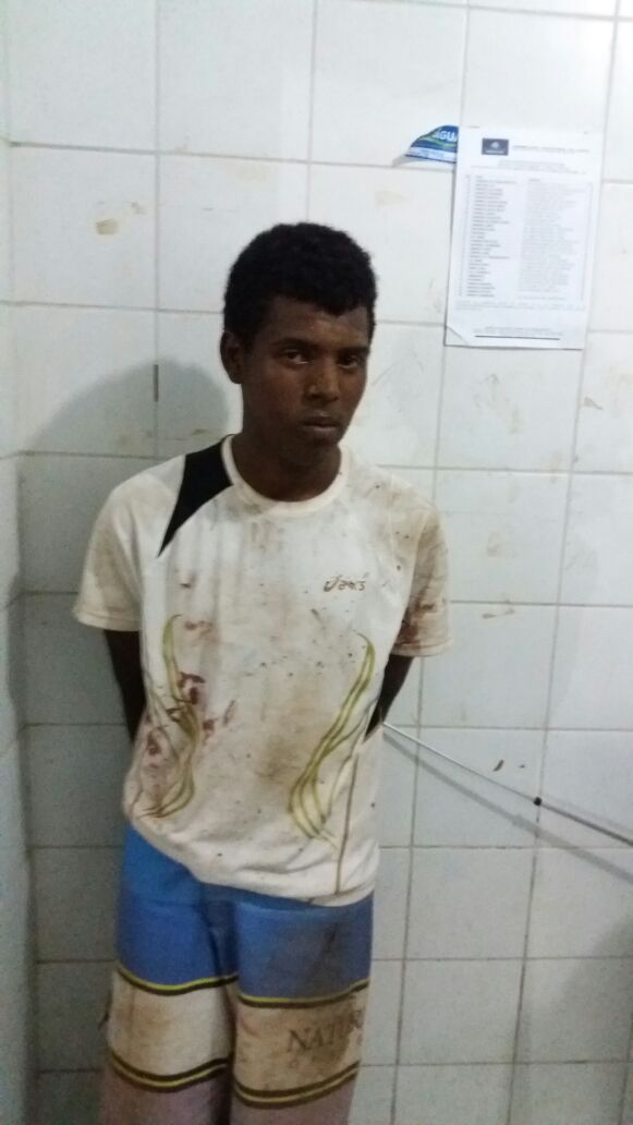 HOMEM  LESIONA VÍTIMA COM ARMA BRANCA EM CODÓ E ACABA PRESO