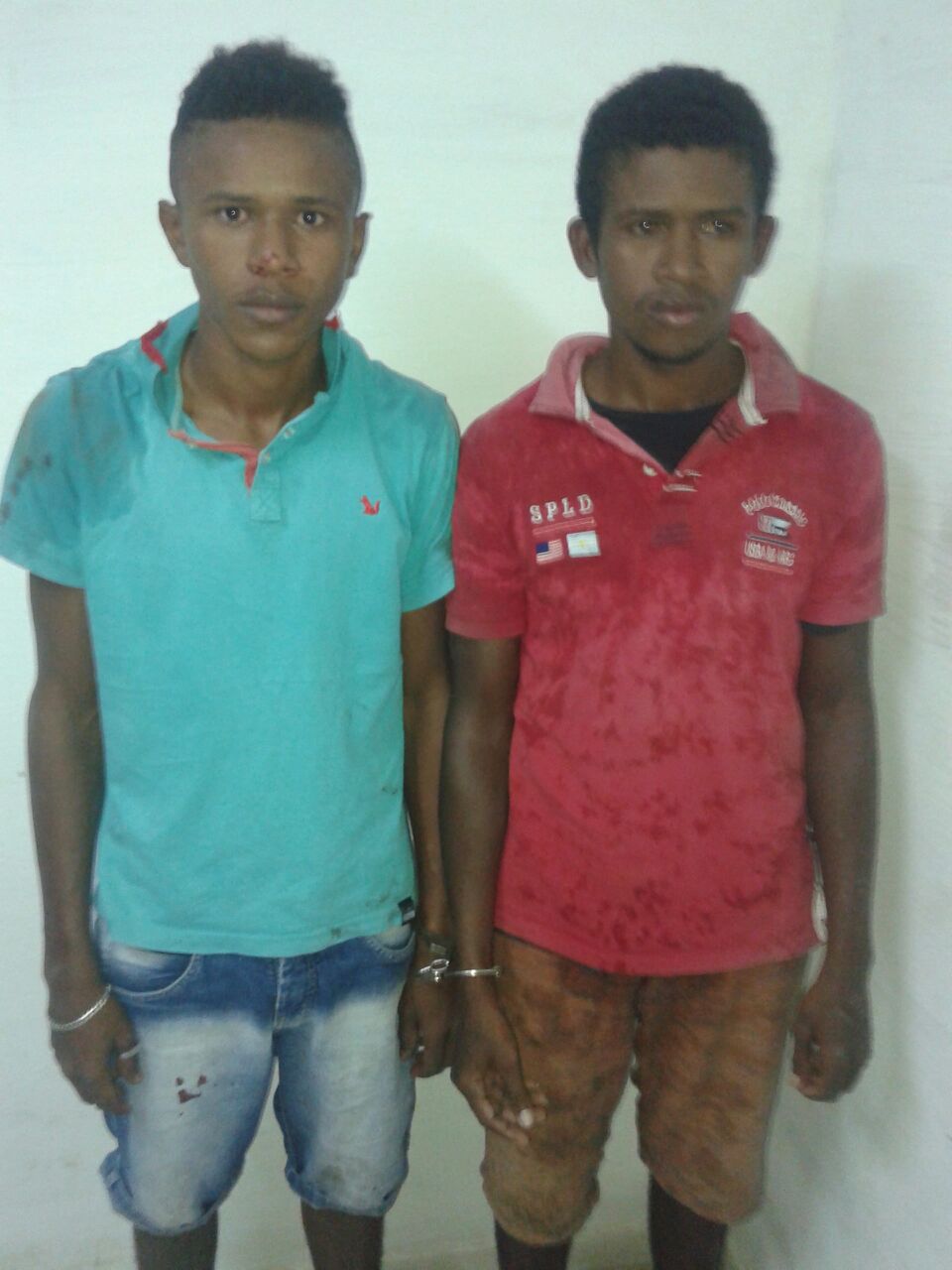 DOIS RAPAZES FORAM PRESOS POR PORTE DE ARMA DE FOGO E SUSPEITOS POR PRATICAS DE ASSALTOS.