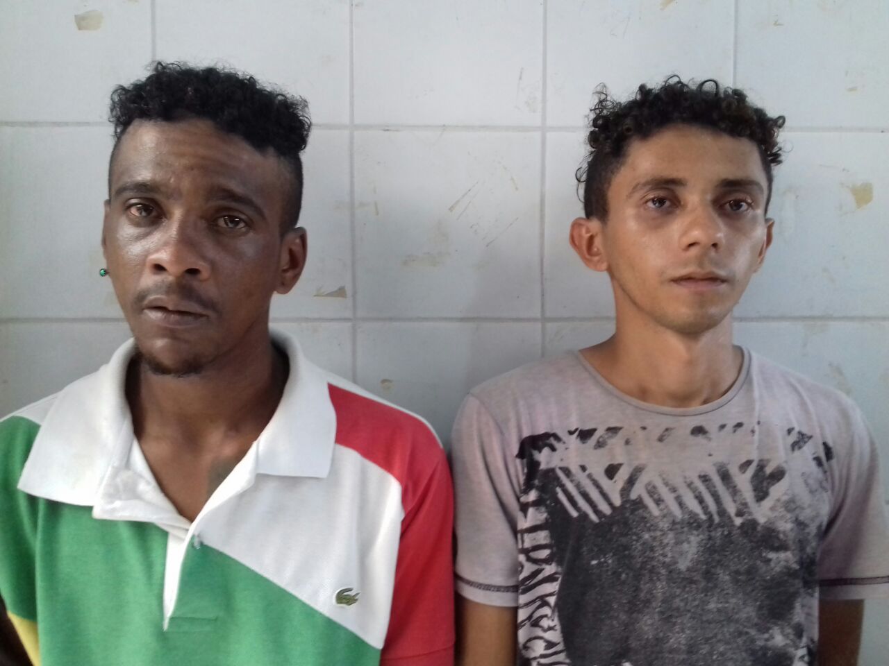 DOIS JOVENS PRESOS EM CODÓ COM PISTOLA COM 11 MUNIÇÕES E DISSERAM PRA POLICIA QUE ENCONTRAM A ARMA,