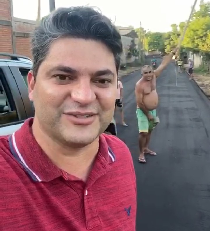 EM CODÓ MORADOR TOCA FOGUETES EM RUA APÓS PREFEITO NAGIB TER CUMPRIDO A PROMESSA DE LEVAR ASFALTO PARA SUA RUA.