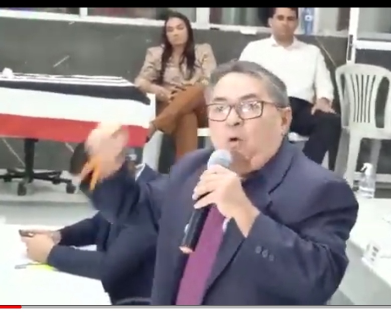 RODRIGO FIGUEIREDO CHAMA VALDECK FROTA DE MULEQUE E VALDECK DESAFIA FAMÍLIA FIGUEIREDO E CITA REAL MOTIVO DO ROMPIMENTO COM A PREFEITURA E DIZ: “VOCÊS NÃO SÃO LIDERANÇAS EM CODÓ, SÃO APENAS CABOS ELEITORAIS”