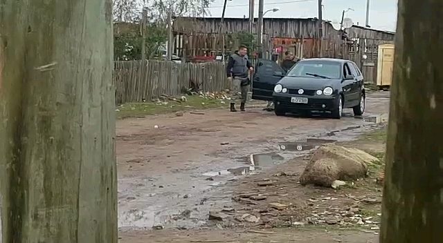 POLICIAL MILITAR É PRESO EM FLAGRANTE APÓS ATIRAR CONTRA SUSPEITO DURANTE PRISÃO.VEJA VÍDEO.