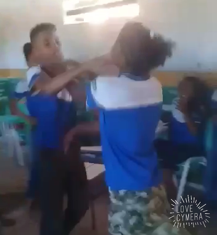 VÍDEO MOSTRA ALUNOS BRIGANDO DENTRO DE SALA DE AULA EM CODÓ.