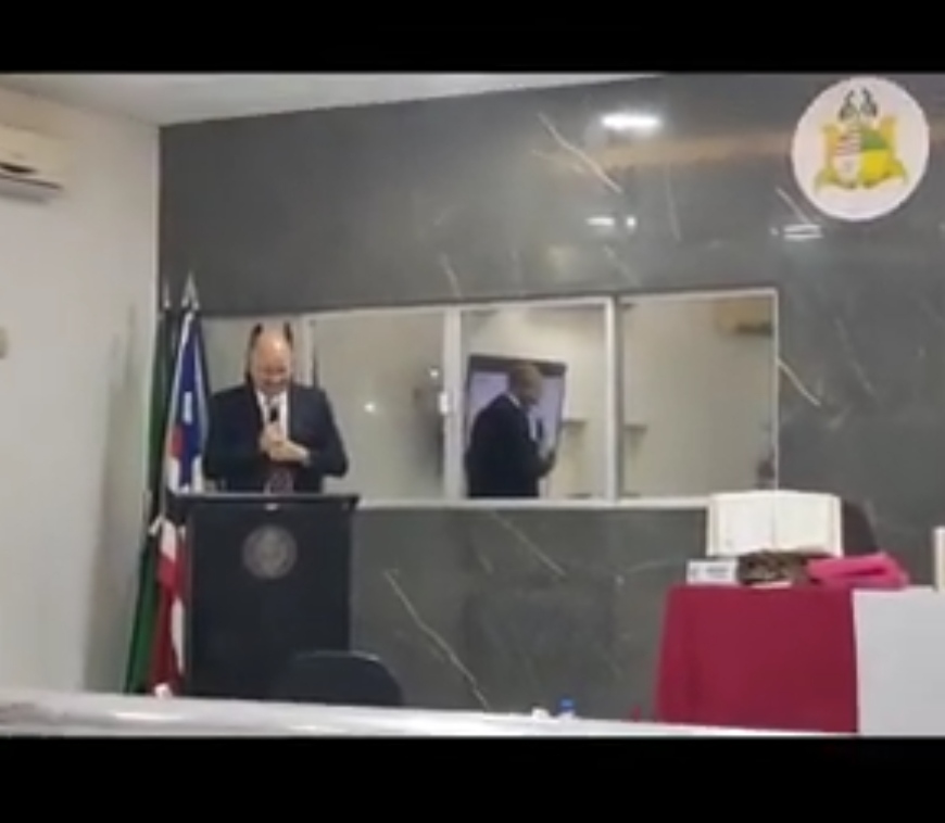 EM CODÓ ANTONIO LUZ DIZ QUE SAÚDE É DE PRIMEIRO MUNDO, E DR NELSON PERGUNTA SE ELE TA FALANDO DA SAÚDE DO CATAR, PORQUE AQUI NUNCA SE VIU ESSA SAÚDE, E É INTERROMPIDO POR HOMEM QUE BRADOU NO MEIO DA SESSÃO DIZENDO QUE SEU PAI PASSOU UM MES NO HGM PRA FAZER TOMOGRAFIA , NÃO FEZ E ELE TEVE QUE PAGAR PRA SALVAR O PAI.