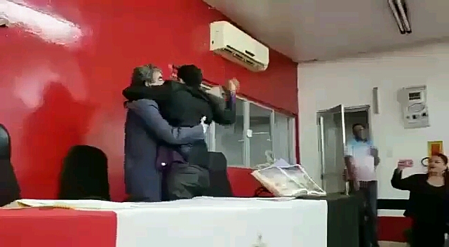 BAIXARIA NA CÂMARA -VEREADOR ARRANCA MICROFONE DE DOMINGOS REIS E LEONEL CHAMA PRA “MURRADA”.VEJA VÍDEO.