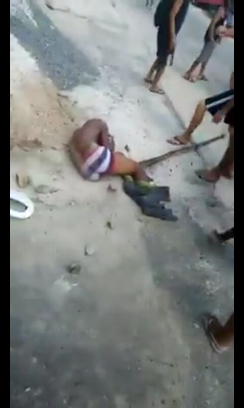 HOMEM ABUSA DE CRIANÇA EM UMA FESTINHA INFANTIL E LEVA UMA SURRA