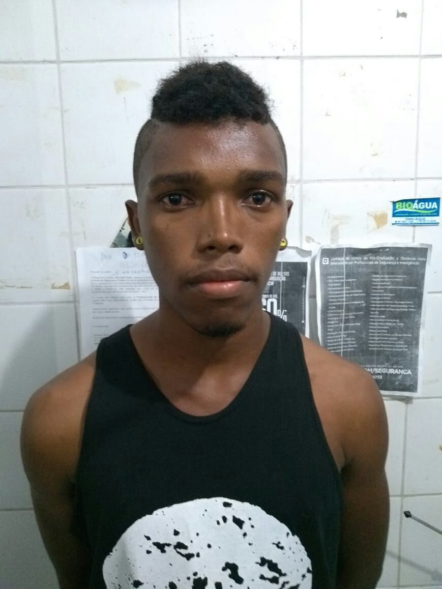 HOMEM É PRESO PORTANDO ARMA DE FOGO EM CODÓ