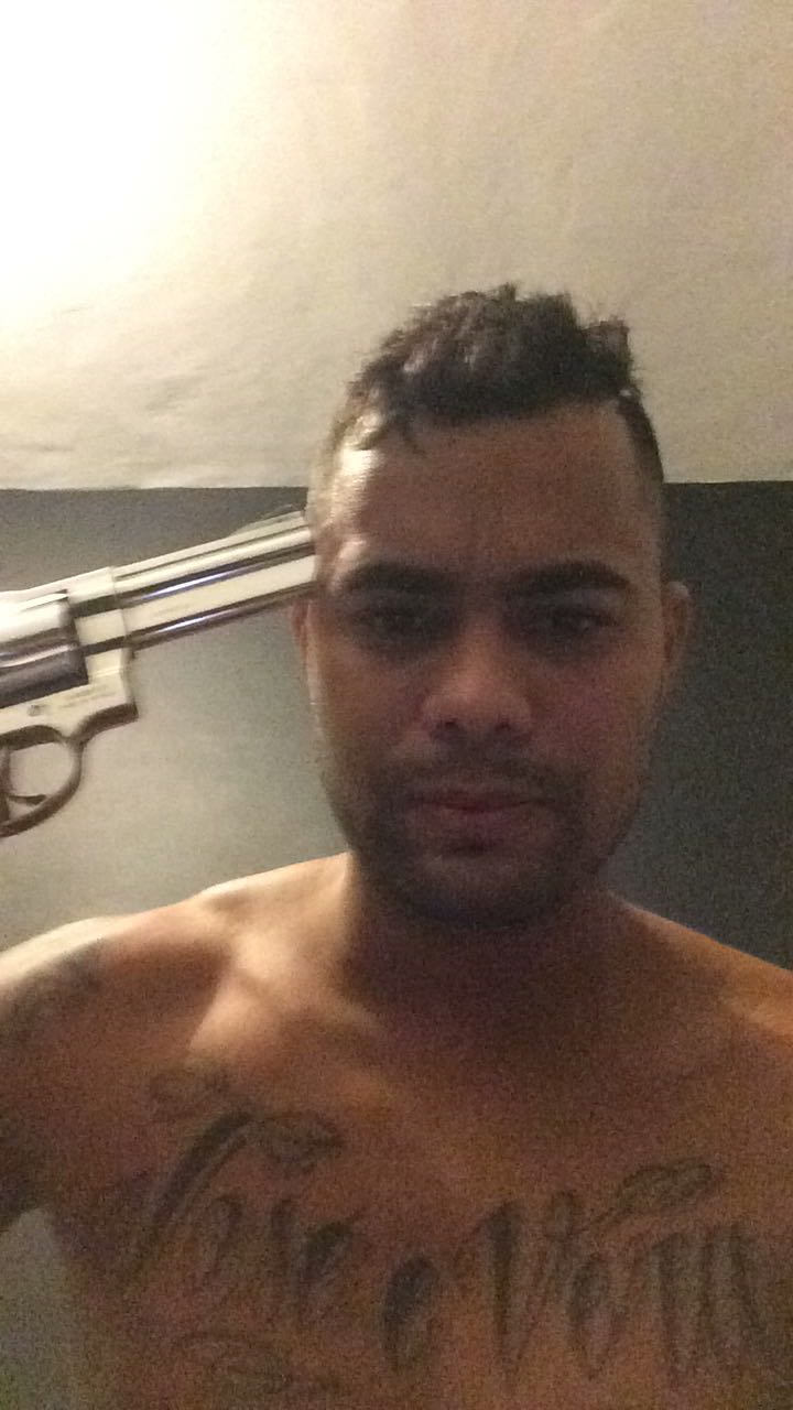 POLICIAL MILITAR SE MATA AO VIVO COM UM TIRO NA CABEÇA COM TRANSMISSÃO PELO FACEBOOK.